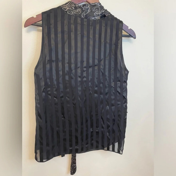 Alice + Olivia|| Striped Print V-Neck Sleeveless Blouse, Like New - Picture 6 of 6